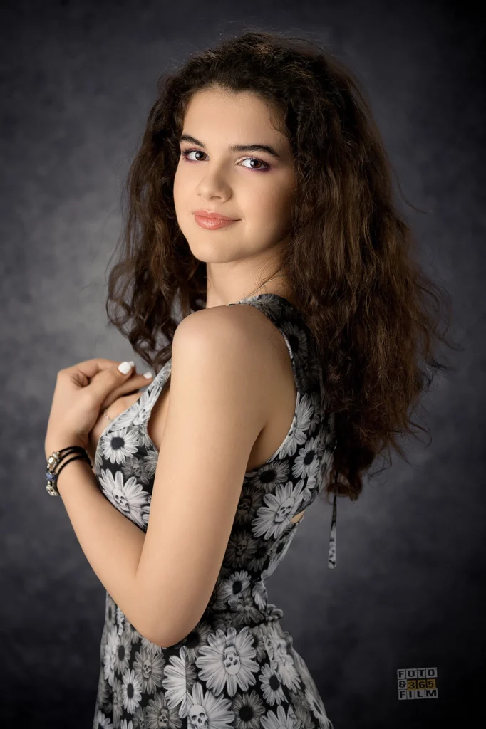 Portret expresiv alb negru al unei femei tinere